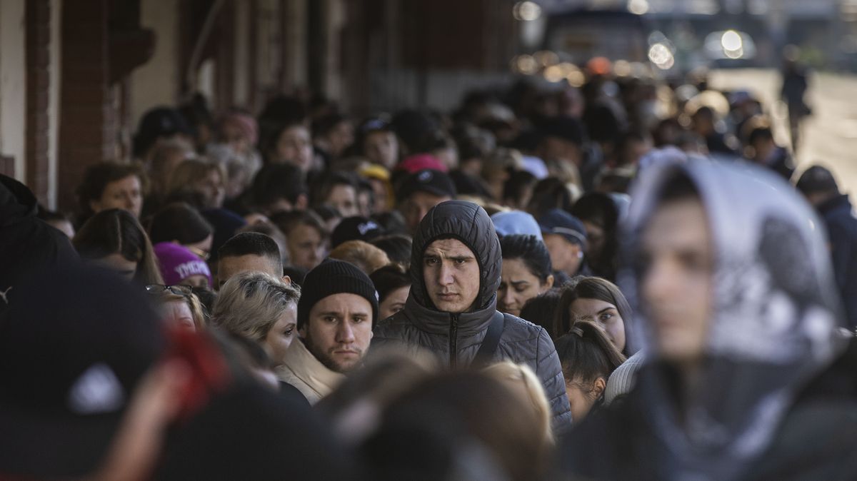 „Čekali jsme 14 hodin.“ Ukrajinci nocují ve frontě, aby získali dávku